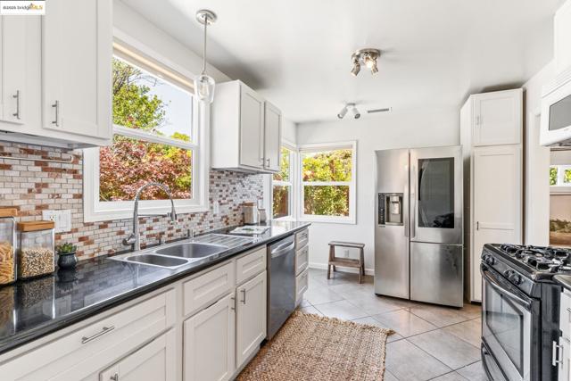 820 Amador St, Richmond CA: https://media.crmls.org/mediaz/d7dcfef9-9934-4db2-a85d-6b1fcca917de.jpg