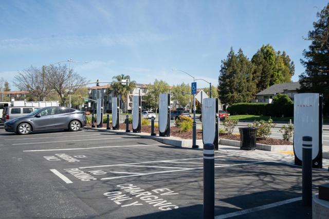 Image 28 of 31 For 4445 Windsor Park Drive