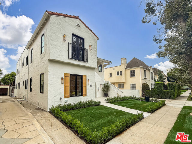 150 N Arnaz Drive, Beverly Hills CA: https://media.crmls.org/mediaz/d7ddb081-60dd-4bd5-a470-ec6b62ed00ab.jpg