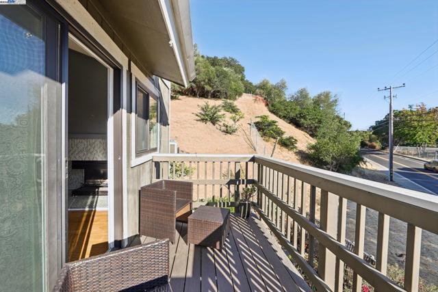 5400 Mountain Blvd, Oakland CA: https://media.crmls.org/mediaz/d7ddd8ac-a038-4248-bfd3-e85d3c903357.jpg