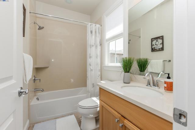 3422 Cinnamon Ridge Rd, San Ramon CA: https://media.crmls.org/mediaz/d7df079b-ddef-4f94-ae55-04cf7e7a23f4.jpg