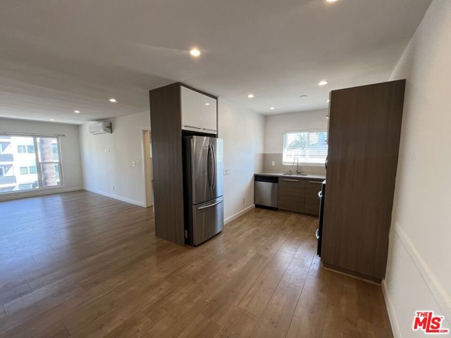 561 N Sweetzer Avenue, West Hollywood CA: https://media.crmls.org/mediaz/d7df0bbb-dfbe-4840-9f79-e3f495392a8d.jpg