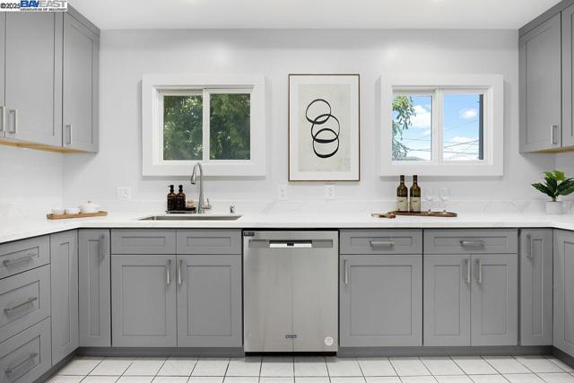 300 Somerset St, San Francisco CA: https://media.crmls.org/mediaz/d7df122a-e038-40eb-bbeb-cf6aa8a2622e.jpg