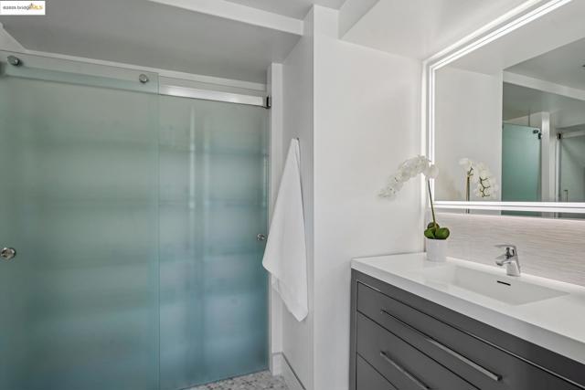 6363 Christie Ave, Emeryville CA: https://media.crmls.org/mediaz/d7df69b8-293d-4660-860e-973a9ffd50ce.jpg