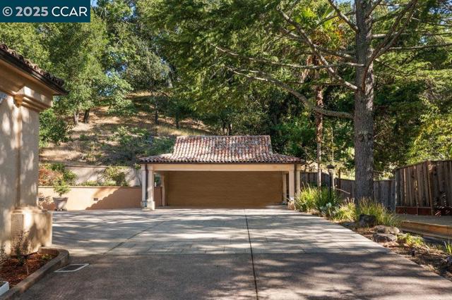 3949 Canyon Rd, Lafayette CA: https://media.crmls.org/mediaz/d7df9e8b-a68e-4032-bb6e-957dcf7115db.jpg