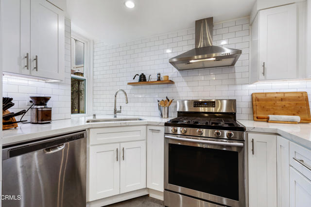 Detail Gallery Image 14 of 47 For 11912 Riverside Dr #20,  Valley Village,  CA 91607 - 2 Beds | 3 Baths