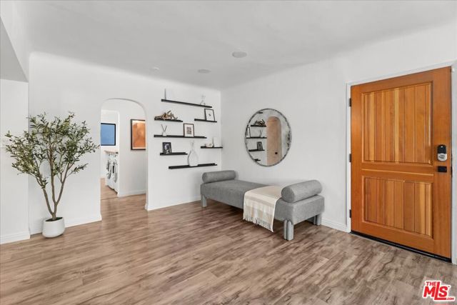 4104 Saugus Avenue, Sherman Oaks CA: https://media.crmls.org/mediaz/d7e12e9b-e2a7-4b83-91c2-629363f17885.jpg