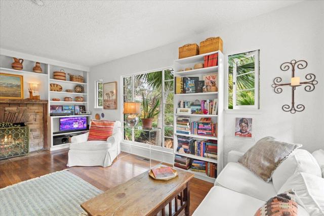 989 Madison Street, Monterey CA: https://media.crmls.org/mediaz/d7e1840a-ecb4-4c1c-b2b3-28b500df3c76.jpg