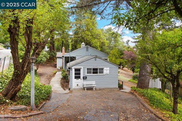 36 Vallecito Lane, Orinda CA: https://media.crmls.org/mediaz/d7e24a3c-7b09-4c94-83e0-e2e3652fe2bd.jpg