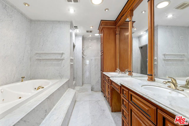 803 N Rexford Drive, Beverly Hills CA: https://media.crmls.org/mediaz/d7e27fe8-7c84-4c30-b112-dff21435de90.jpg