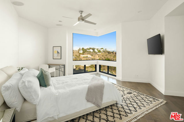 2231 Sunset Plaza Drive, Los Angeles CA: https://media.crmls.org/mediaz/d7e28b55-f5fb-4d43-a66c-1d956ba2a39e.jpg