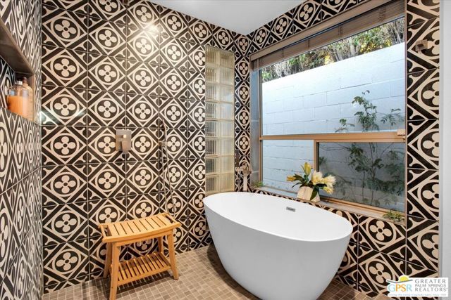 45864 Shadow Mountain Drive, Palm Desert CA: https://media.crmls.org/mediaz/d7e30eee-1490-46f1-9443-64f420775f7b.jpg