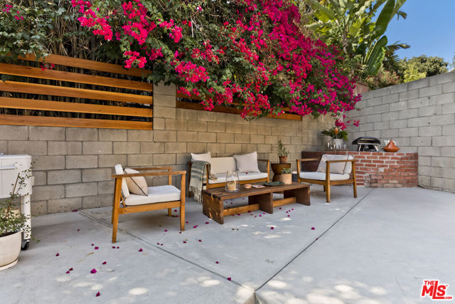 3404 Glenalbyn Drive, Los Angeles CA: https://media.crmls.org/mediaz/d7e3344e-e804-40e3-9a8e-8105c2f822f0.jpg