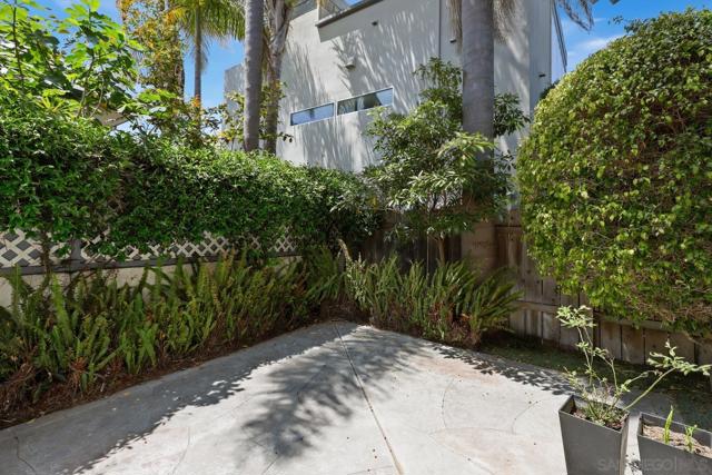 716 Glenview Ln, La Jolla CA: https://media.crmls.org/mediaz/d7e36cbb-f0da-45fe-bb14-d48118c47376.jpg
