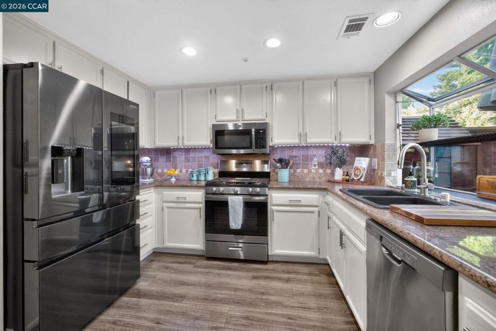 https://media.crmls.org/mediaz/d7e43a2a-572d-4ba3-82df-958a79b0c677.jpg?preset=X-Large