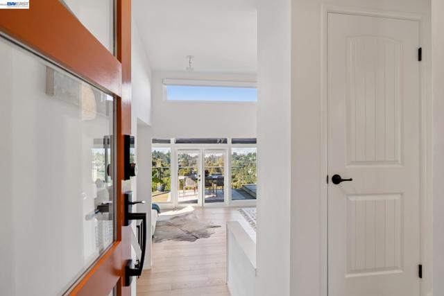 6801 ARMOUR DRIVE, Oakland CA: https://media.crmls.org/mediaz/d7e5b814-066d-4473-a7d4-103896e75509.jpg