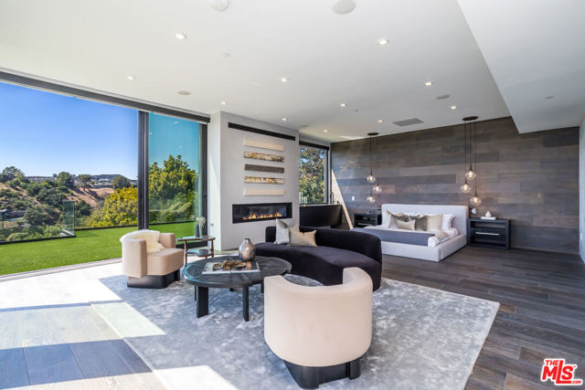 9406 Lloydcrest Drive, Beverly Hills CA: https://media.crmls.org/mediaz/d7e5d5fa-8176-4265-b341-97e1f65ee554.jpg