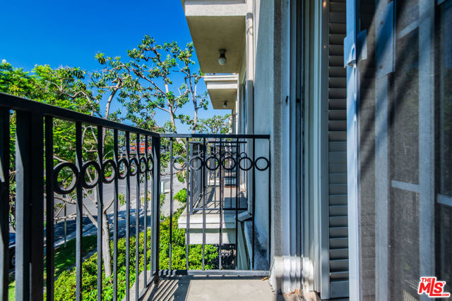 458 N Oakhurst, Beverly Hills CA: https://media.crmls.org/mediaz/d7e64958-f04f-4133-975a-23e427e0bcd9.jpg
