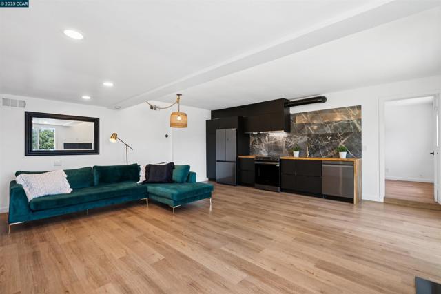 5915 ALHAMBRA AVE, Oakland CA: https://media.crmls.org/mediaz/d7e76bee-bca9-4ebc-869e-c08a4eff725e.jpg
