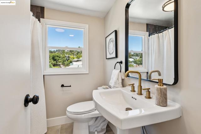4015 Rhoda Ave, Oakland CA: https://media.crmls.org/mediaz/d7e816ba-71d9-486d-a023-6f1e499244eb.jpg