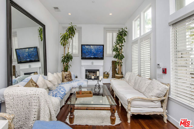 6021 Dawn, Playa Vista CA: https://media.crmls.org/mediaz/d7e82a2c-676d-4c27-b877-eac29a398e7a.jpg