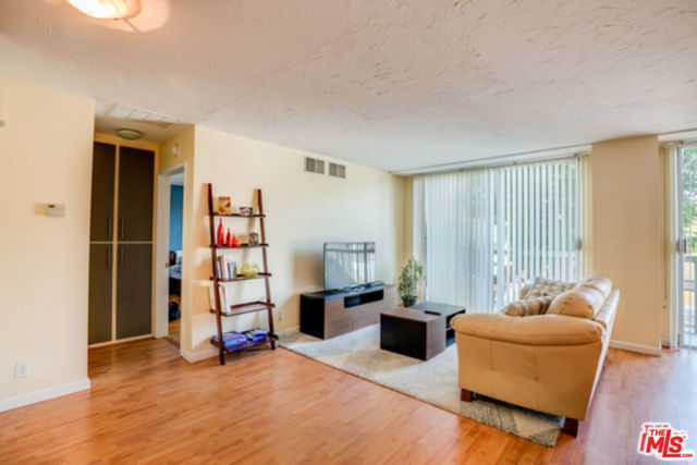 10751 Wilshire Boulevard, Los Angeles CA: https://media.crmls.org/mediaz/d7ea10bd-f2bb-4d66-84ea-69d2dfbd440d.jpg