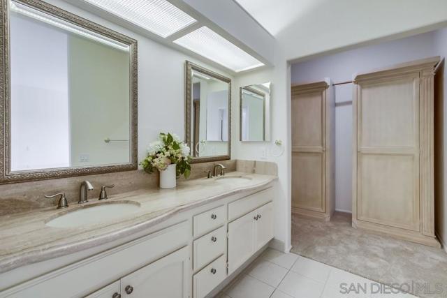 12122 Royal Birkdale Row, San Diego CA: https://media.crmls.org/mediaz/d7ea26e2-3620-4367-b1a5-9d8cbe3cc57e.jpg