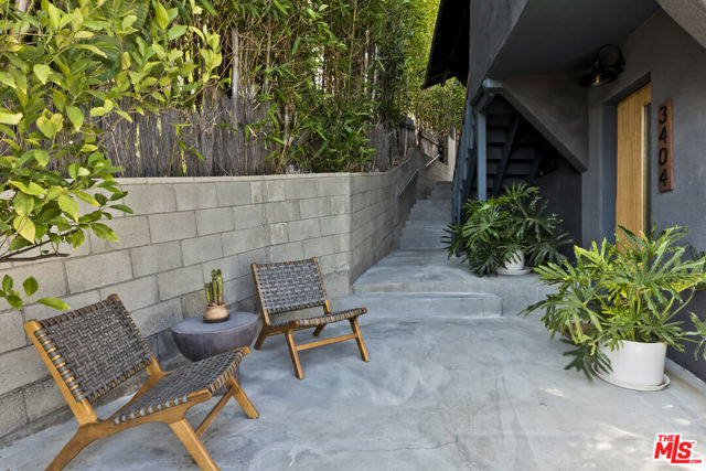 3404 Glenalbyn Drive, Los Angeles CA: https://media.crmls.org/mediaz/d7ea2fba-8a71-4b29-be2b-8a73d41fefbb.jpg