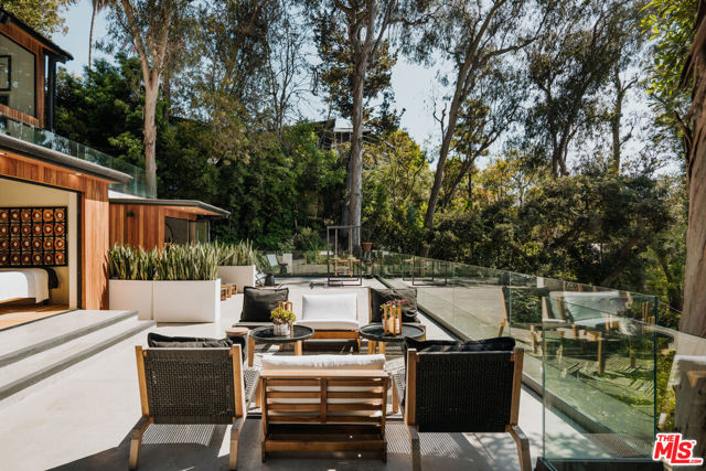 1509 Amalfi Drive, Pacific Palisades CA: https://media.crmls.org/mediaz/d7ea457c-2c99-49c7-98c4-39a331be2f3b.jpg