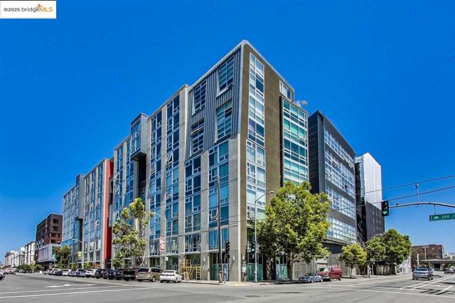 311 Oak St, Oakland CA: https://media.crmls.org/mediaz/d7ea52f8-4325-4b6a-9dc9-c582f67f2a5d.jpg