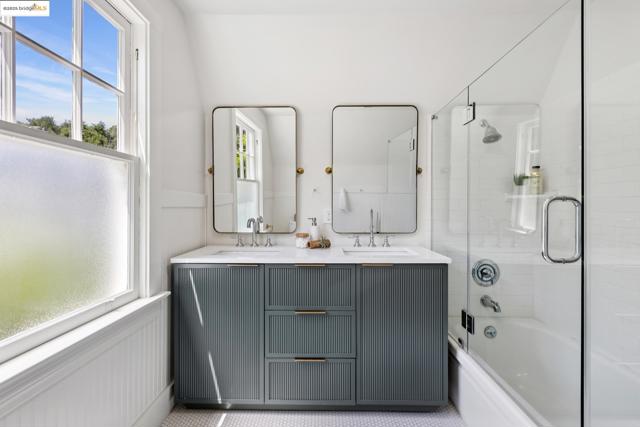 924 Trestle Glen Rd, Oakland CA: https://media.crmls.org/mediaz/d7eb5045-8bc6-4f7e-aacd-60831b055c42.jpg
