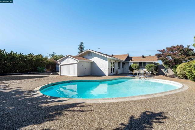 3212 Oxford Pl, Concord CA: https://media.crmls.org/mediaz/d7ebfa10-ede3-4e04-abc9-fe7713ae4d17.jpg