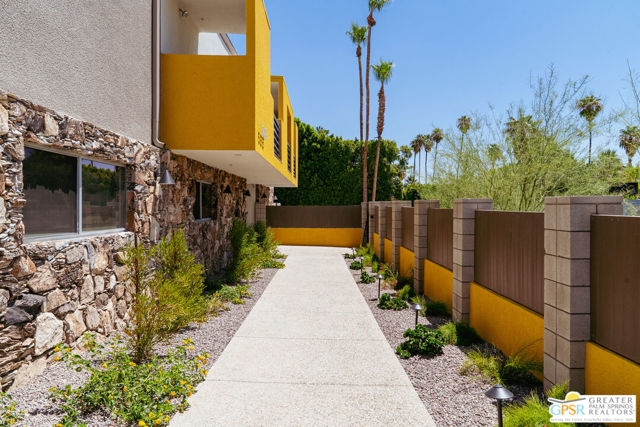 588 E San Lorenzo Road, Palm Springs CA: https://media.crmls.org/mediaz/d7ec308c-61fd-43d3-aae0-eeb91fc377d9.jpg