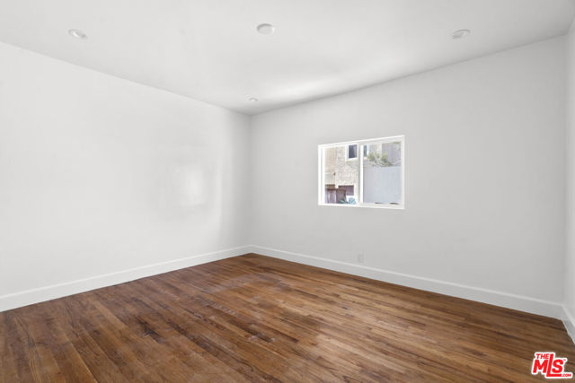 616 Sunset Avenue, Venice CA: https://media.crmls.org/mediaz/d7ed1280-67e4-4b6f-8832-facdd19ac562.jpg
