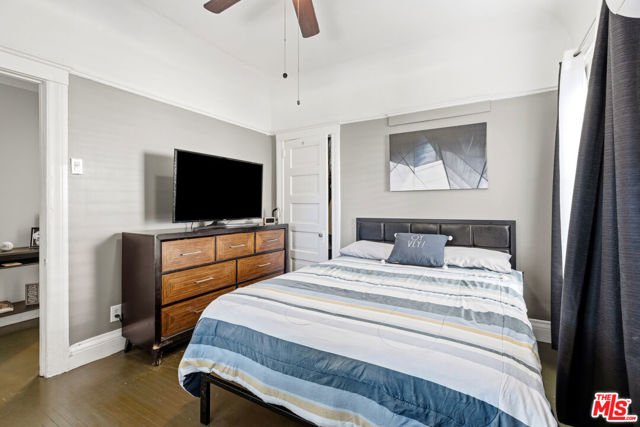 547 N St Louis Street, Los Angeles CA: https://media.crmls.org/mediaz/d7ee1a87-571c-48ca-9742-7902c31563a9.jpg