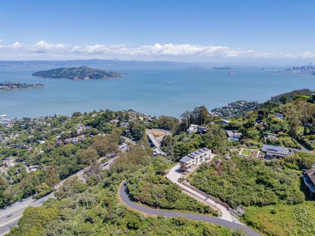 3 Wolfback Ridge Road, Sausalito CA: https://media.crmls.org/mediaz/d7ee57e8-dea8-4a8a-8bf0-14bd6f324ffa.jpg