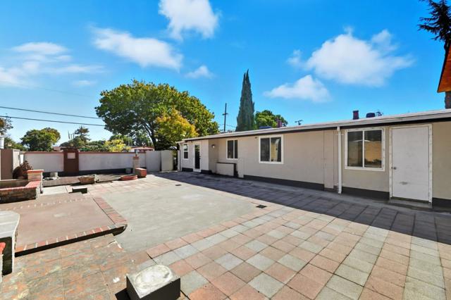 1199 Blazingwood Drive, Sunnyvale CA: https://media.crmls.org/mediaz/d7eea63f-1300-4110-8aaf-7d39e857b4c4.jpg