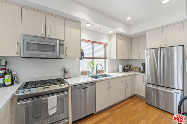 819 HOLT Avenue, Los Angeles CA: https://media.crmls.org/mediaz/d7f11649-1280-4d5a-b9ef-33f7251d0c27.jpg