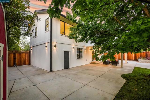 27 Briarwood Ct, Brentwood CA: https://media.crmls.org/mediaz/d7f13528-ebed-4029-9bd7-abeb3990eead.jpg