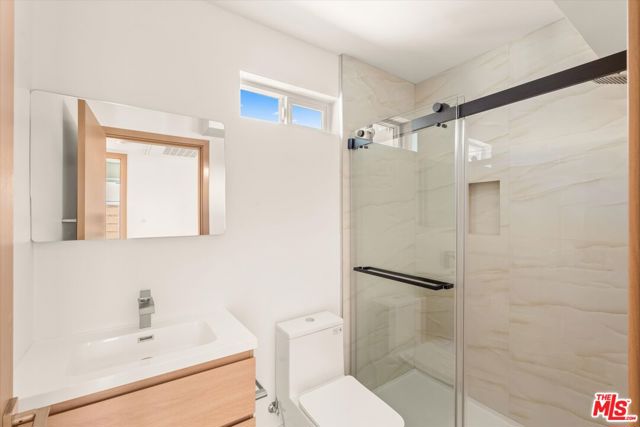 5912 Mammoth Avenue, Sherman Oaks CA: https://media.crmls.org/mediaz/d7f15817-0f58-47b8-97d1-1e29208147aa.jpg