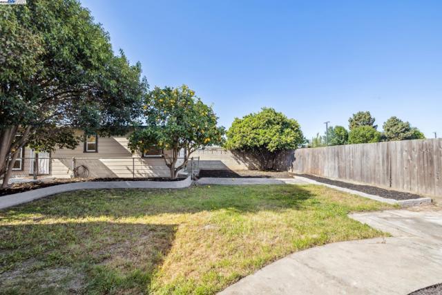 37107 Holly St, Fremont CA: https://media.crmls.org/mediaz/d7f207aa-0c1e-4529-a8fd-19add61854cb.jpg