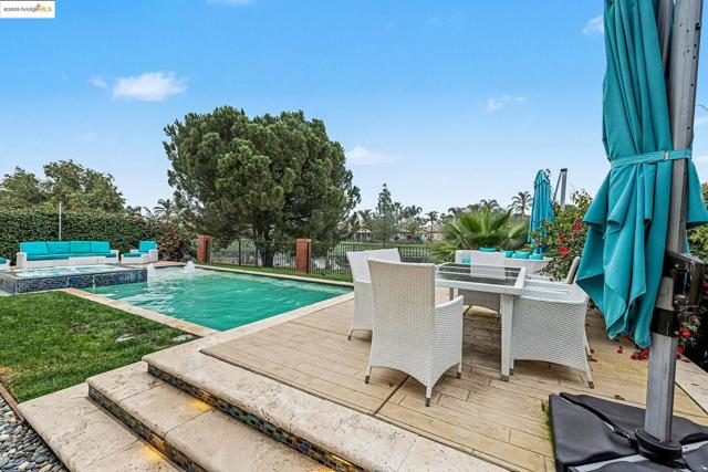 2127 Prestwick Dr, Discovery Bay CA: https://media.crmls.org/mediaz/d7f2c926-3650-4054-b2f3-d6473f37c564.jpg