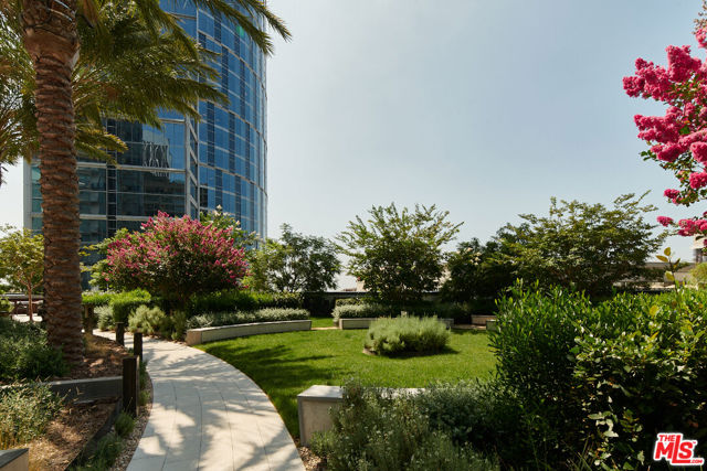 211 W Elm Court, Los Angeles CA: https://media.crmls.org/mediaz/d7f33074-d471-42a8-92a8-413638f9df60.jpg