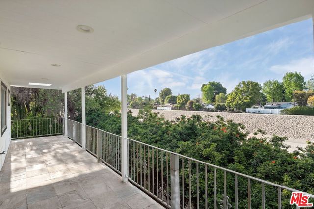 17805 Erwin Street, Encino CA: https://media.crmls.org/mediaz/d7f4aea3-0688-4a53-9d8d-3296c9f27cc7.jpg