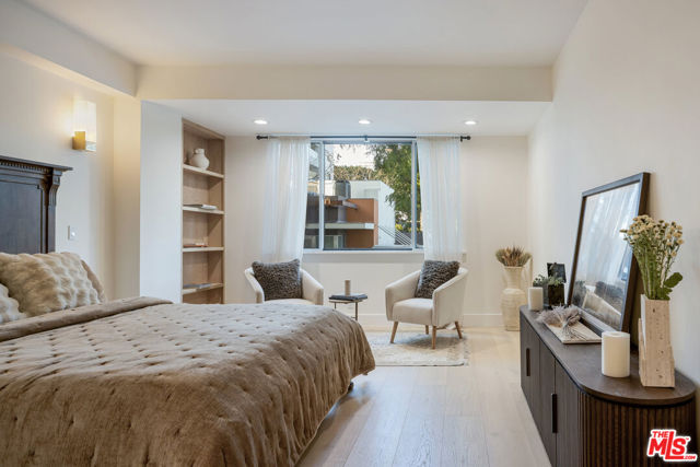 818 N Doheny Drive, West Hollywood CA: https://media.crmls.org/mediaz/d7f53a08-c1e2-459c-aa96-2277af8df7b9.jpg