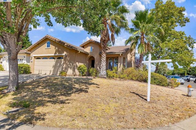 4 Mistyvale Ct, Sacramento CA: https://media.crmls.org/mediaz/d7f887ef-bd18-4cc7-b20e-53b2da8b84f7.jpg