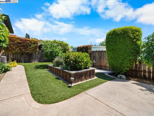 4311 Circle Ave, Castro Valley CA: https://media.crmls.org/mediaz/d7f8b7c2-fcd8-4ad7-abae-e47a1bc7ed06.jpg