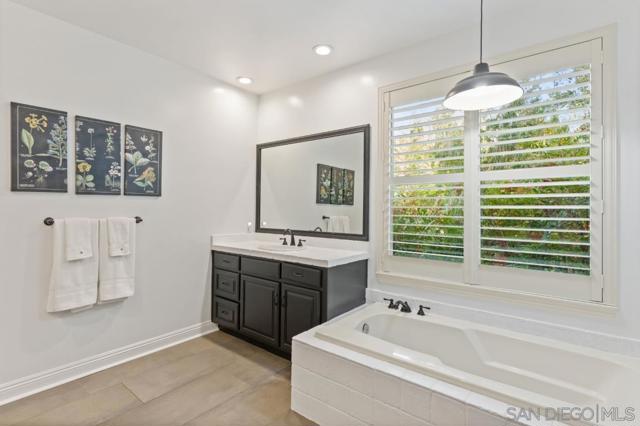 1195 Via Encinos, Fallbrook CA: https://media.crmls.org/mediaz/d7f9e65a-5358-49e5-a682-c4172a063a7a.jpg