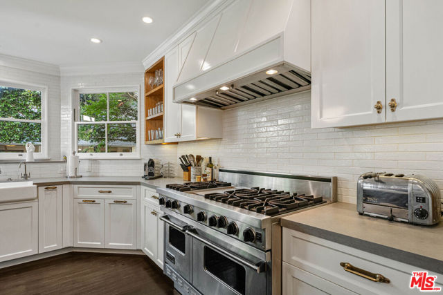 233 S Saltair Avenue, Los Angeles CA: https://media.crmls.org/mediaz/d7fa10c8-8eea-4609-b2e6-78e778fef5f4.jpg