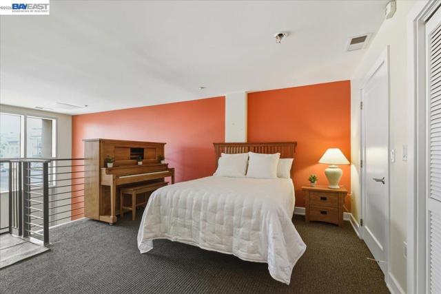 809 Clay St, Oakland CA: https://media.crmls.org/mediaz/d7fabcff-e09a-4b41-a4c8-f3244c8ac515.jpg